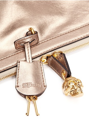 Detail View - Click To Enlarge - ALEXANDER MCQUEEN - 'Padlock' metallic leather clutch