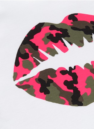 Detail View - Click To Enlarge - MARKUS LUPFER - Neon camouflage smacker lip kids T-shirt