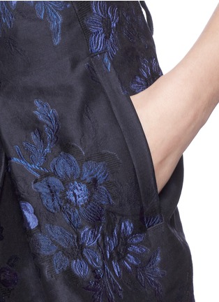 Detail View - Click To Enlarge - MS MIN - Floral jacquard pleat shorts