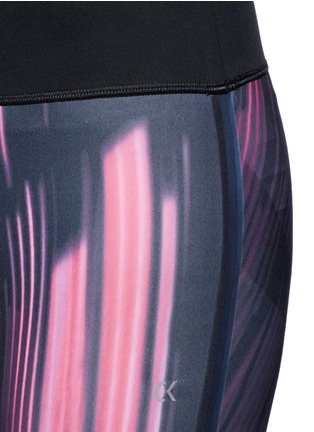 Detail View - Click To Enlarge - CALVIN KLEIN COLLECTION - Mesh panel stripe print performance leggings
