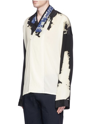 Front View - Click To Enlarge - HAIDER ACKERMANN - 'Digoxine' print shawl lapel silk shirt