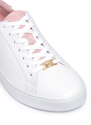 Detail View - Click To Enlarge - MICHAEL KORS - 'Irving' shagreen effect trim leather sneakers