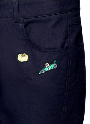 Detail View - Click To Enlarge - MIRA MIKATI - Cartoon icon patch cropped twill pants