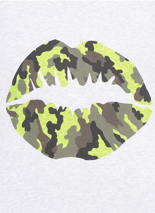 Detail View - Click To Enlarge - MARKUS LUPFER - Fluorescent camouflage smacker lip sweatshirt