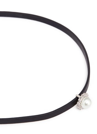 Detail View - Click To Enlarge - CZ BY KENNETH JAY LANE - Cubic zirconia pavé pearl leather choker
