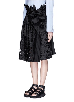 Front View - Click To Enlarge - SACAI - Floral embroidery lace poplin pleat midi skirt