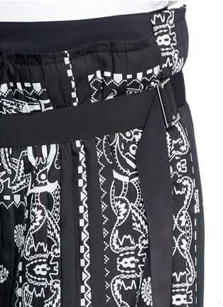 Detail View - Click To Enlarge - SACAI - Bandana print pleat poplin long shorts