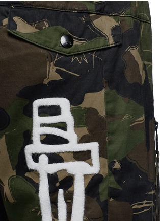 Detail View - Click To Enlarge - HACULLA - 'Saber' patch camouflage print shorts