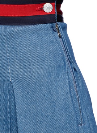 Detail View - Click To Enlarge - GUCCI - Stripe web waistband inverted pleat denim skirt