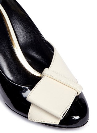 Detail View - Click To Enlarge - LANVIN - Contrast bow patent leather pumps