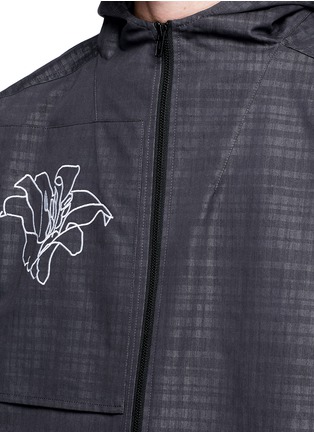 Detail View - Click To Enlarge - THE WORLD IS YOUR OYSTER - Floral slogan embroidered check plaid parka