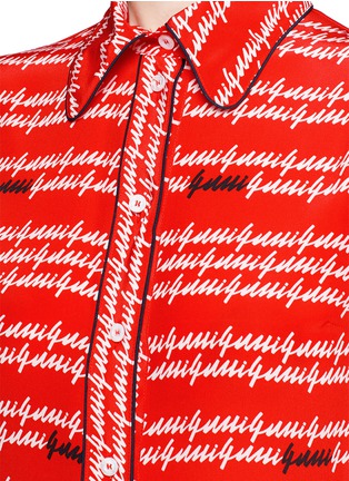 Detail View - Click To Enlarge - GUCCI - Cursive logo print silk shirt