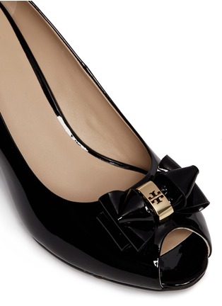 Detail View - Click To Enlarge - TORY BURCH - Bow patent leather wedge peep toe pumps