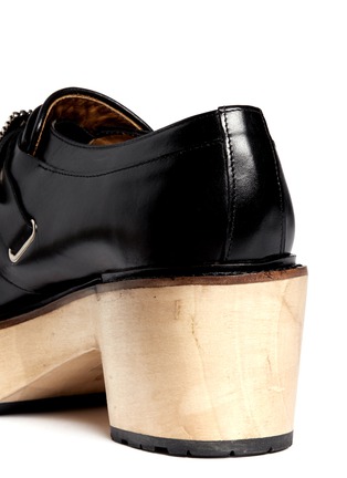 Detail View - Click To Enlarge - TOGA ARCHIVES - Buckle tassel wooden heel loafers