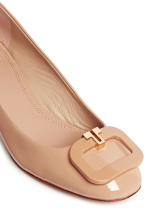 Detail View - Click To Enlarge - TORY BURCH - Metal logo patent leather pumps