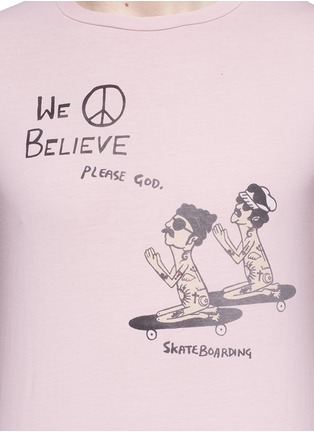 Detail View - Click To Enlarge - 73387 - 'Praying Skateboarder' print cotton T-shirt