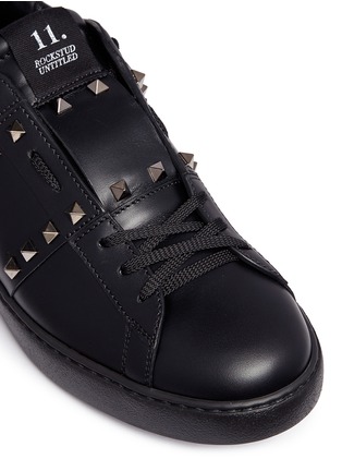 Detail View - Click To Enlarge - VALENTINO GARAVANI - 'Rockstud Untitled 11 Noir' leather sneakers