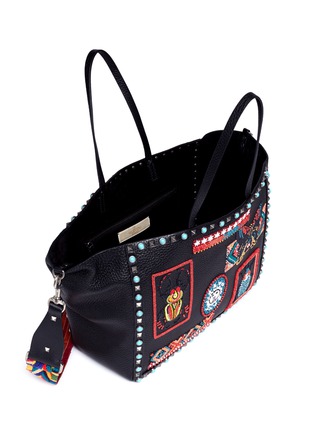 Detail View - Click To Enlarge - VALENTINO GARAVANI - 'Guitar Rolling Rockstud' medium beaded patch leather tote