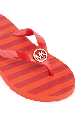 Detail View - Click To Enlarge - MICHAEL KORS - Logo medallion flip-flops