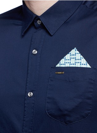 Detail View - Click To Enlarge - SCOTCH & SODA - Geometric print pocket square twill shirt