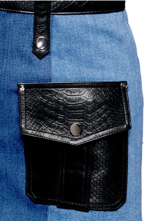 Detail View - Click To Enlarge - JINNNN - Snake effect leather patchwork denim skirt