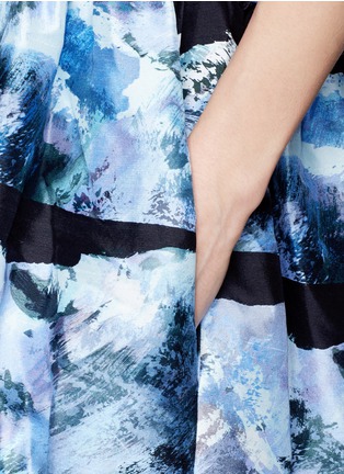 Detail View - Click To Enlarge - VICTORIA, VICTORIA BECKHAM - Wave print ruche shantung dress