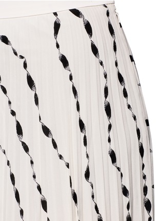 Detail View - Click To Enlarge - HELMUT LANG - Ribbon print pleated silk handkerchief skirt