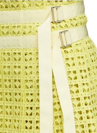 Detail View - Click To Enlarge - SACAI LUCK - Contrast grosgrain strap lace wrap skirt