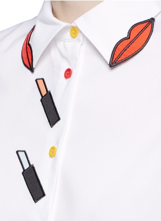 Detail View - Click To Enlarge - ALICE & OLIVIA - 'Faye' lipstick appliqué poplin shirt