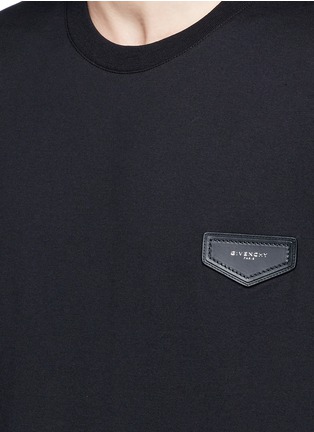 Detail View - Click To Enlarge - GIVENCHY - Logo leather patch T-shirt