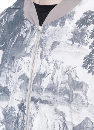Detail View - Click To Enlarge - MAISON MARGIELA - Jungle print detachable sleeve silk-cotton jacket