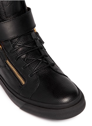 Detail View - Click To Enlarge - 73426 - 'London' metal eagle leather sneakers