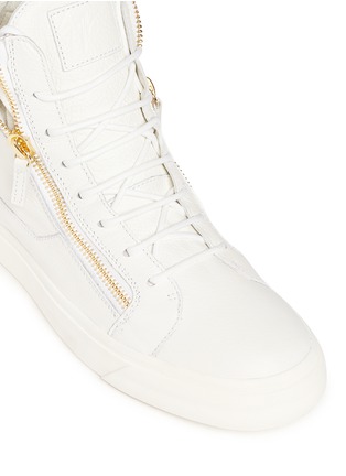 Detail View - Click To Enlarge - 73426 - 'London' metal chain high top sneakers