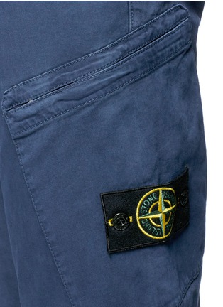 Detail View - Click To Enlarge - STONE ISLAND - Logo badge garment dye cargo pants