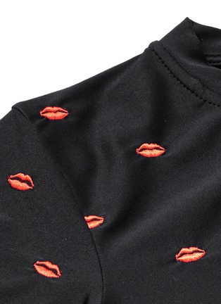 Detail View - Click To Enlarge - ZOE KARSSEN - 'Lips All Over' embroidery cropped rash guard