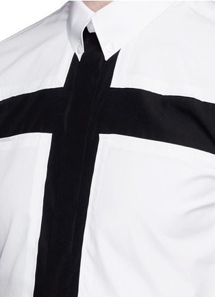 Detail View - Click To Enlarge - GIVENCHY - Contrast cross front shirt