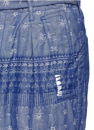Detail View - Click To Enlarge - SACAI - Pineapple jacquard belted chambray shorts