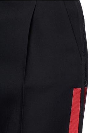 Detail View - Click To Enlarge - ALEXANDER MCQUEEN - Ribbon trim raw edge wool-silk pants
