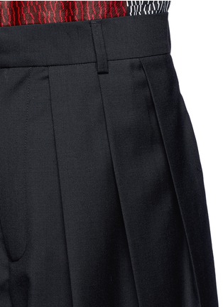 Detail View - Click To Enlarge - MC Q - Triple pleat wool kilt shorts