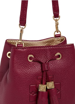 Detail View - Click To Enlarge - TORY BURCH - 'Thea' mini crossbody leather bucket bag