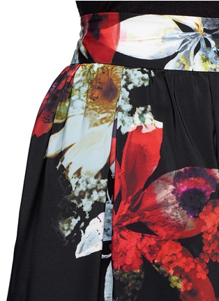 Detail View - Click To Enlarge - ALICE & OLIVIA - Floral print pleat shorts