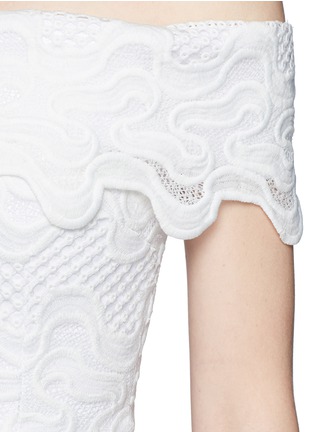 Detail View - Click To Enlarge - 72723 - Off-shoulder squiggle embroidery lace cropped top