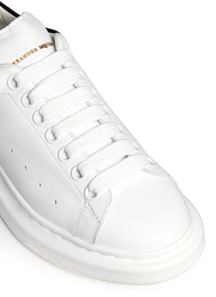Detail View - Click To Enlarge - ALEXANDER MCQUEEN - Chunky outsole suede trim leather sneakers