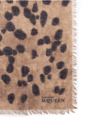 Detail View - Click To Enlarge - ALEXANDER MCQUEEN - Leopard big skull cashmere-silk scarf