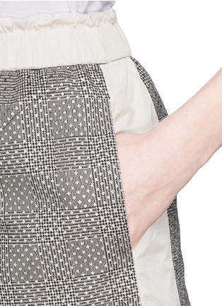 Detail View - Click To Enlarge - SACAI - Stripe underlay perforated check skirt
