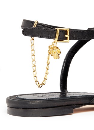 Detail View - Click To Enlarge - ALEXANDER MCQUEEN - Skull charm chain leather thong sandals