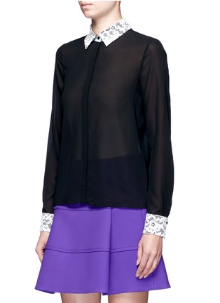 Detail View - Click To Enlarge - ALICE & OLIVIA - 'Willa' sequin flower brooch lace collar silk shirt