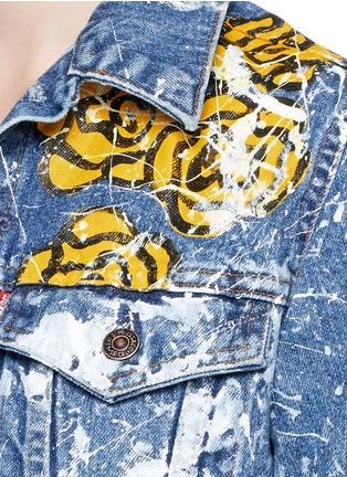 Detail View - Click To Enlarge - RIALTO JEAN PROJECT - One of a kind hand-painted rose vintage denim jacket
