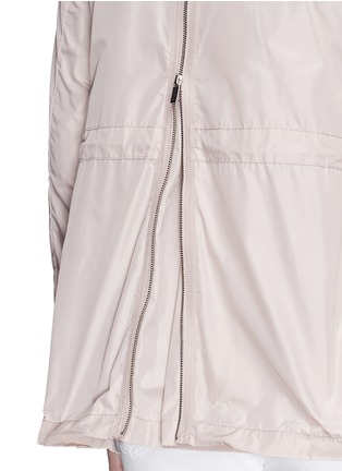 Detail View - Click To Enlarge - ARMANI COLLEZIONI - Expandable zip back hooded raincoat