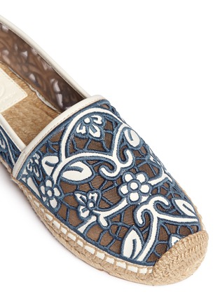 Detail View - Click To Enlarge - TORY BURCH - 'Lucia' lace espadrilles